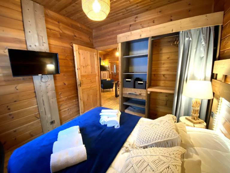 Chalet with yard, BBQ & jacuzzi — photo 2