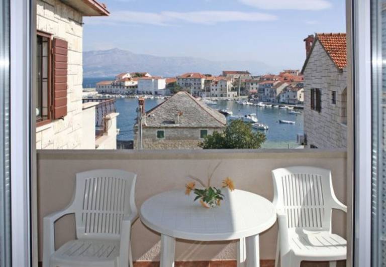 Fully equipped charming rental apartment with patio & barbeque | Sea view | Pets are welcome in Postira