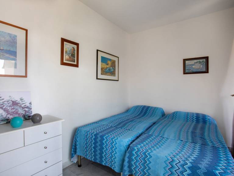 Holiday apartment with yard — photo 4
