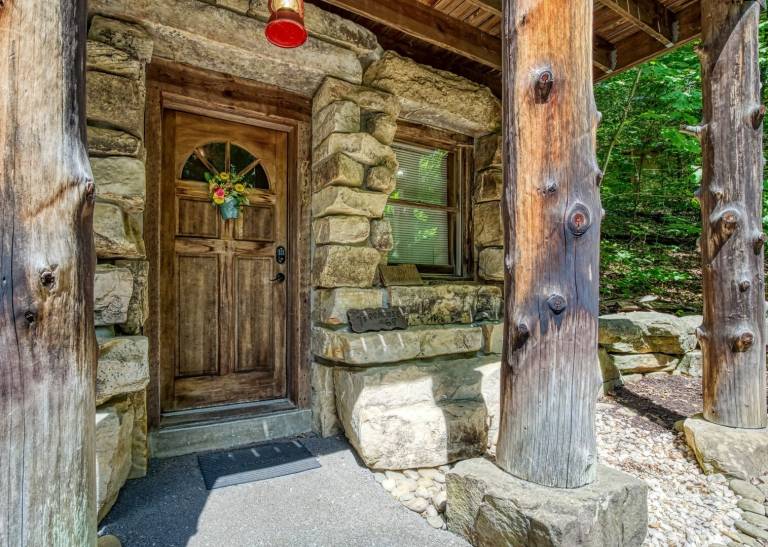 Family-oriented cabin with private pool | Pet-friendly — photo 2