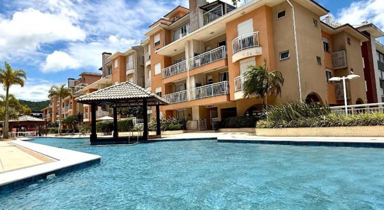 Vacation home with BBQ, yard & pool in Florianópolis