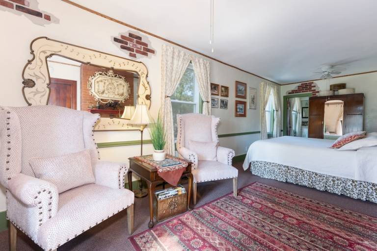 Bed and Breakfast in Saratoga Springs from 142 HomeToGo