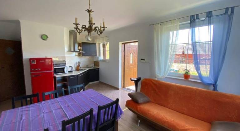 Lodge with terrace & yard | Pets allowed — photo 2