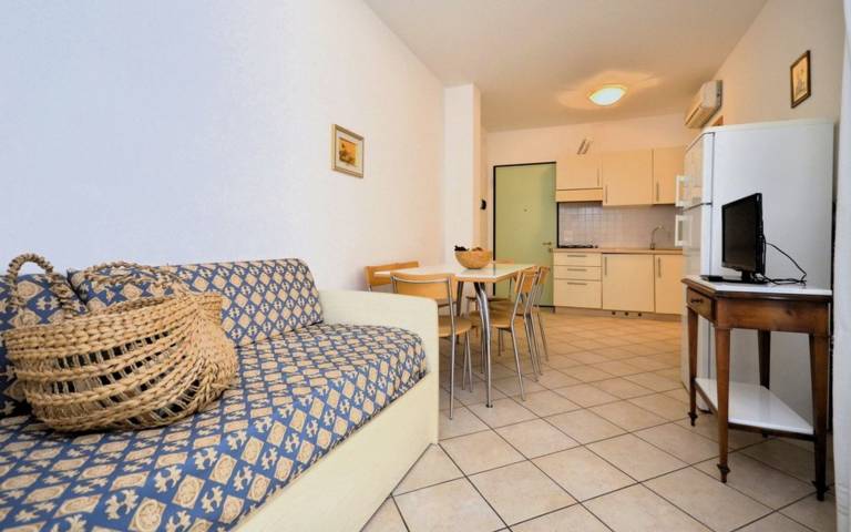 Holiday apartment with patio & pool | City view — photo 2