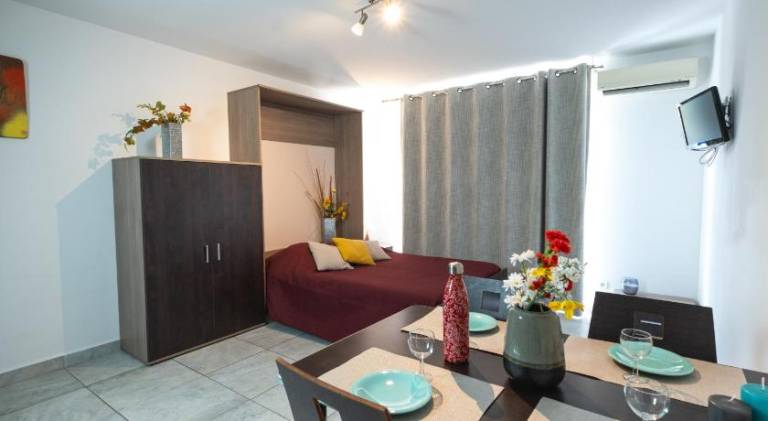Serviced apartment with patio & pool | Pets are welcome — photo 3