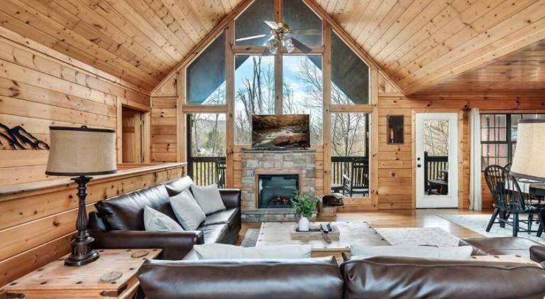 Lovely house with hot tub & pool | Pets allowed in Sevierville, TN