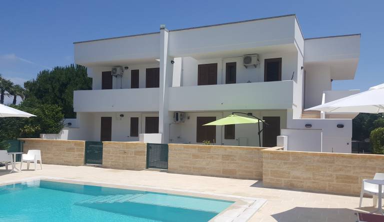 Family-friendly lovely vacation home with grill, yard & private pool | Garden view | Dogs allowed — photo 2