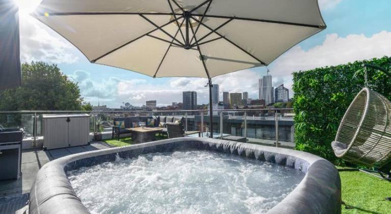 Luxury Penthouse with Private Hot Tub Overlooking Leeds City Centre in Leeds, AL