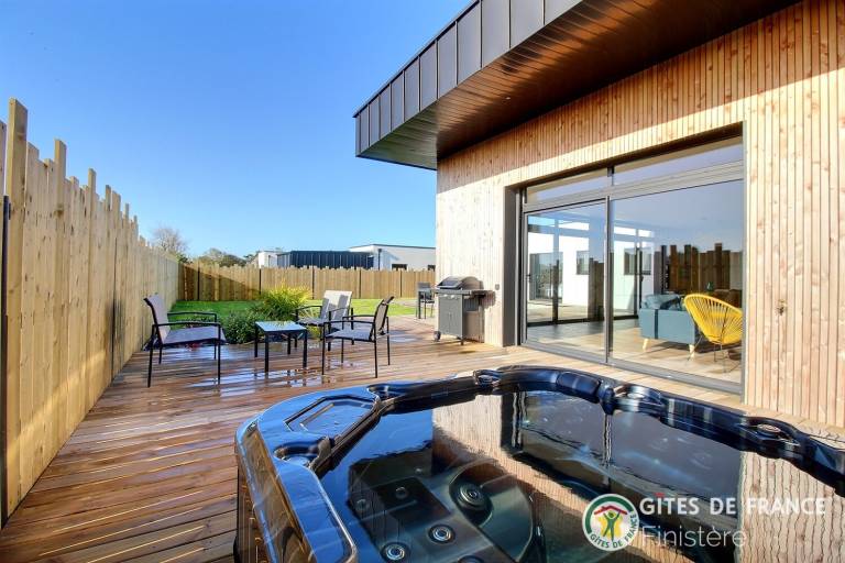 Gite with yard, terrace & BBQ in Morlaix