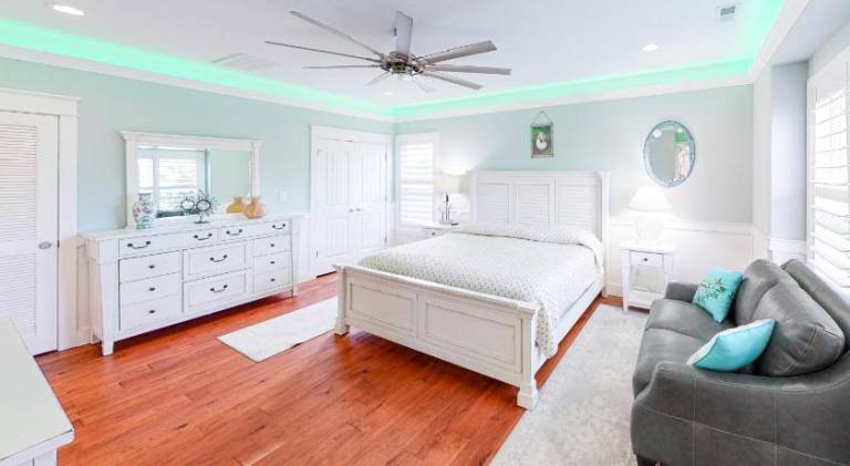 Vacation home with pool & jacuzzi | Beach nearby | Pets allowed — photo 2