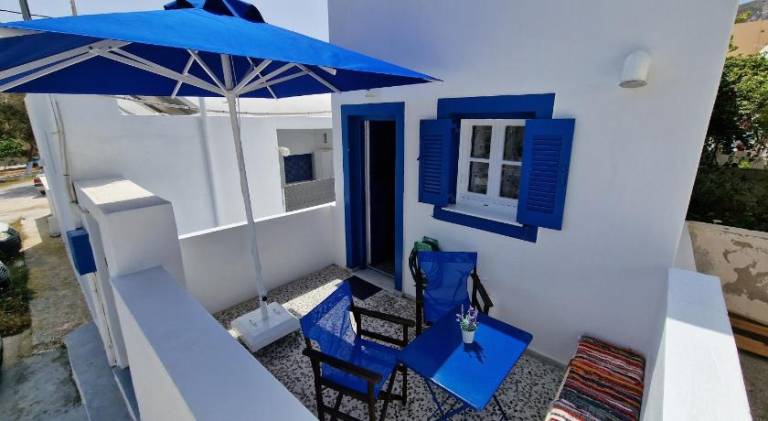 House with terrace in Santorini