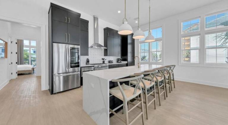 Big vacation home with pool | Beach nearby | Pets allowed — photo 4
