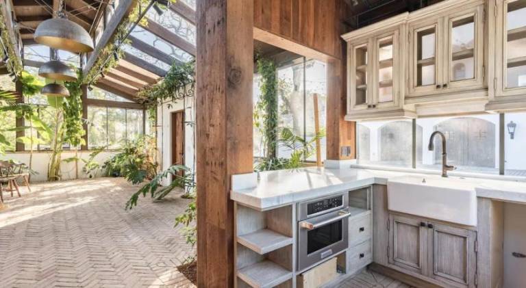 Villa with pool, yard & grill | Pet-friendly — photo 3