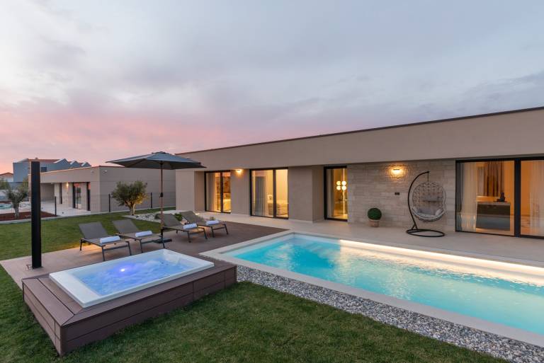 Fully equipped charming villa with terrace, private pool & hot tub | Pets are welcome — photo 4