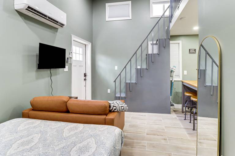 5 Mi to National Harbor: Stylish Apt w/ Patio! — photo 3