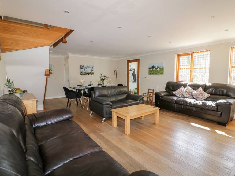 Cottage with yard | Beach view — photo 4