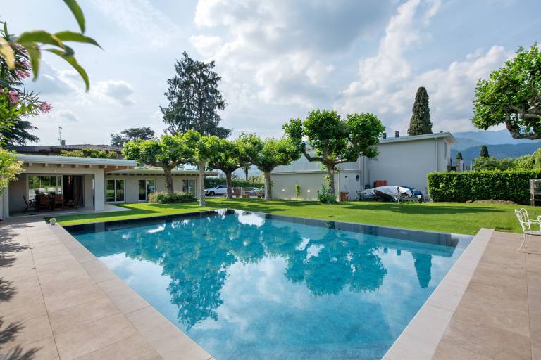 Villa with private pool, terrace & yard | Next to the beach | Pets allowed in Gardone Riviera