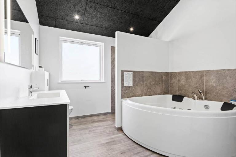 Fully equipped house with hot tub, terrace & BBQ | Pets allowed — photo 3