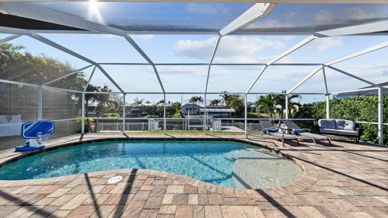 Vacation home with private pool, patio & barbeque | Water view — photo 2