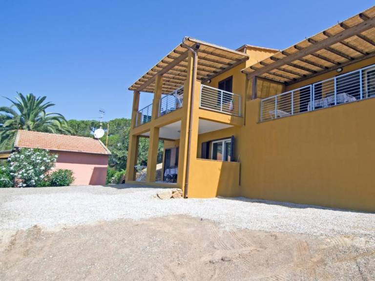 Apartment with terrace, yard & BBQ | Sea view — photo 3