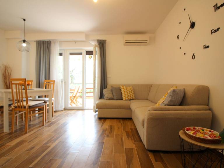 Holiday apartment with barbeque, terrace & yard — photo 5