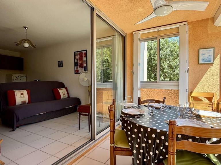 Seaside Apartment with Pool, 100m from Beach – Sleeps 4, Pet Friendly, Parking Included — photo 5