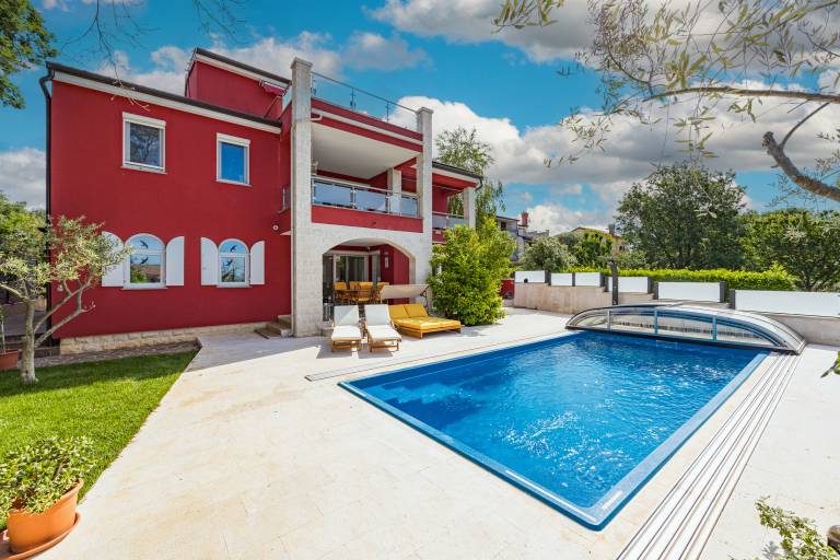 Holiday apartment with private pool, terrace & yard in Umag