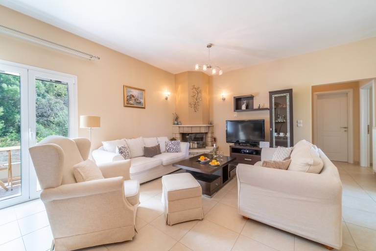 Child-friendly spacious house with fast internet, terrace & garden | Mountain view | Pets allowed — photo 4
