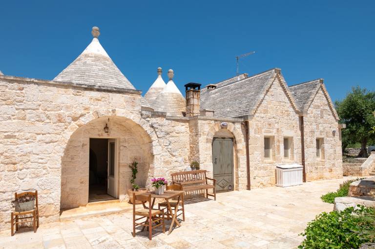 Cottage with fast internet, jacuzzi & grill | Garden view in Locorotondo