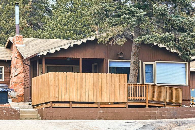 Cabin with terrace & private pool in Estes Park, CO