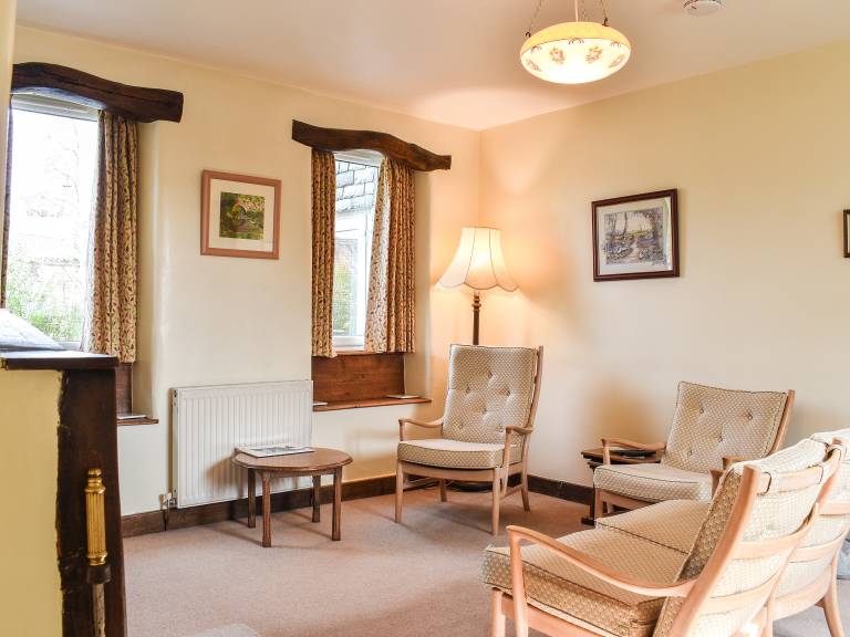 Cottage with barbecue & yard in Windermere