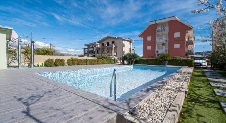 Beautiful rental apartment with pool | Close to the beach | Pets allowed in Okrug
