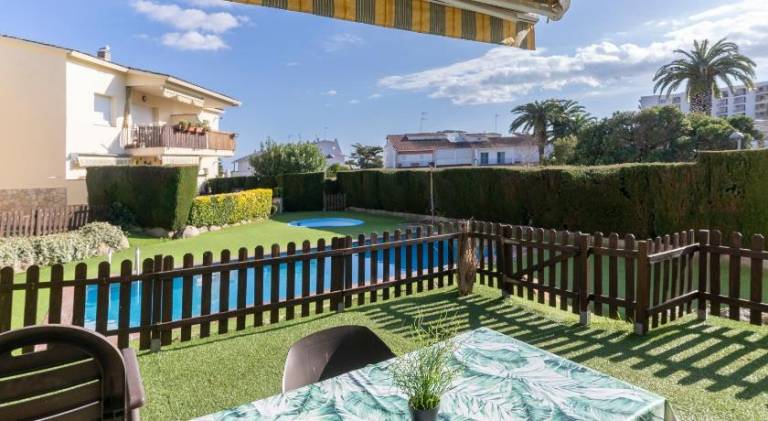 Apartamento Laura Mar con piscina en La Fosca in Calella