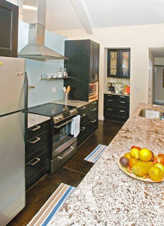 Beautiful 3/2.5 House Big Fenced Yard -Walk to Beach, coffee, food -Dogs OK — photo 4