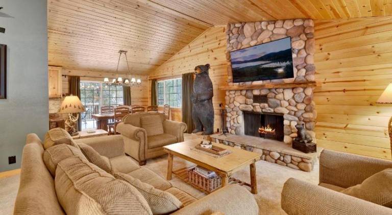 Vacation home with hot tub & grill — photo 3