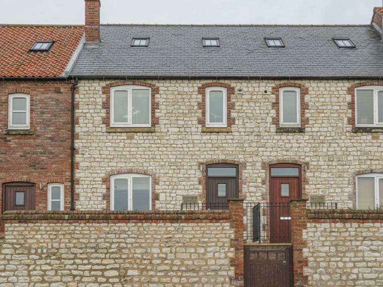 Cottage with terrace & garden | Beach view in Bridlington
