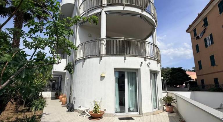 Rental apartment with garden & terrace in Celle Ligure