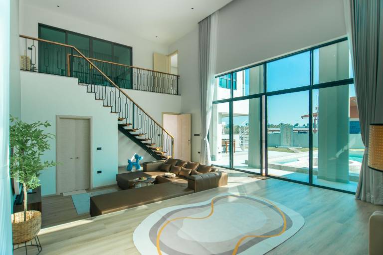 Villa with pool, garden & hot tub | Pet-friendly — photo 3