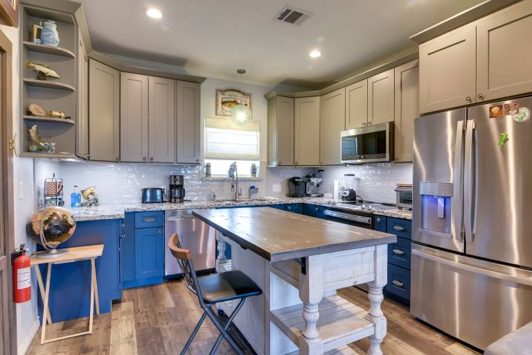Group-Friendly Hot Tub Haven in Galveston! — photo 4