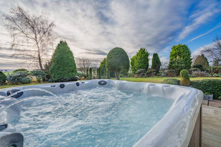 Fully equipped beautiful cottage with jacuzzi | Pets allowed — photo 3
