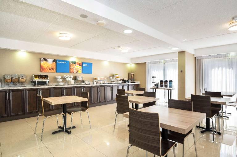 Comfort Inn Lakeshore — photo 3