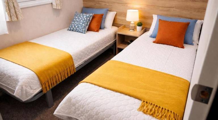 M&B Holiday Home 2025 Cozy Beach side Caravan 4 Beds, 3 Sofa Bed, 7 Sleep, Wifi, Tea and Coffee, Fre in Clacton-on-Sea