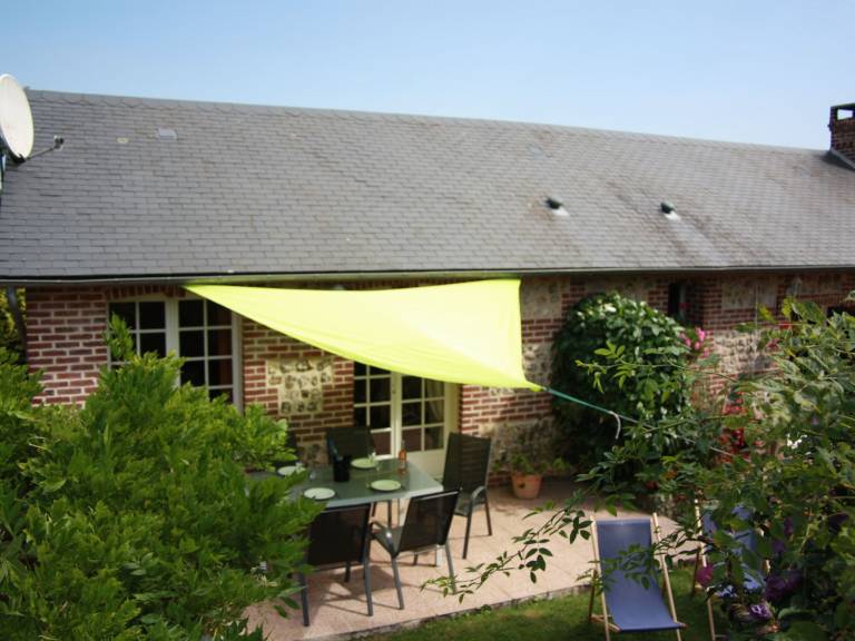 Fully equipped house with patio, yard & grill | Pets allowed — photo 2