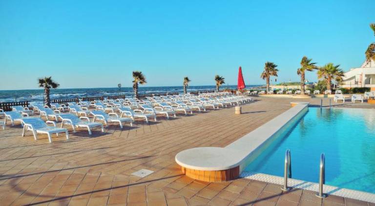 Charming serviced apartment with pool, yard & patio | Close to the beach | Pets allowed — photo 3