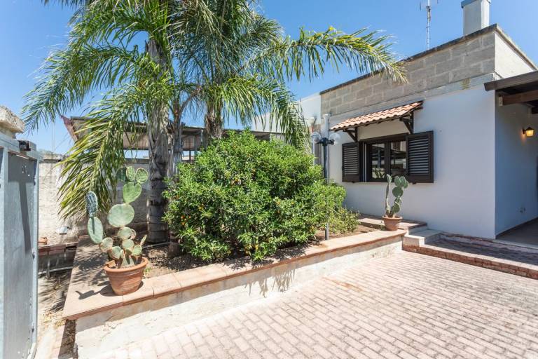 Family-oriented apartment with garden & BBQ | Garden view | Pets allowed — photo 3