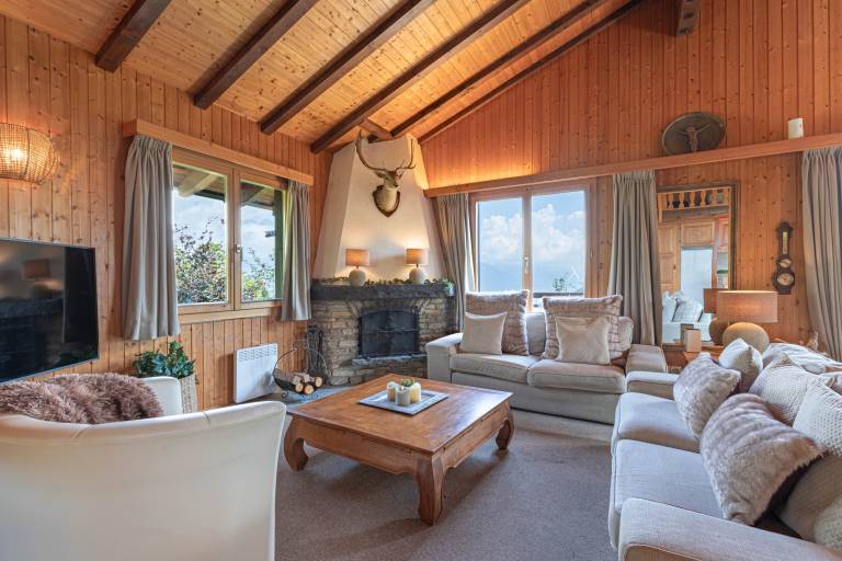 Family-oriented chalet with grill, yard & patio | Pet-friendly — photo 3