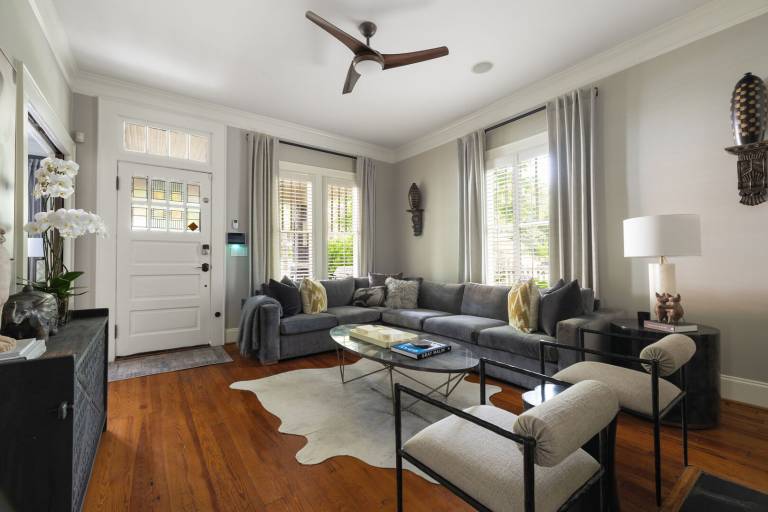 Vacation home with terrace & yard — photo 3