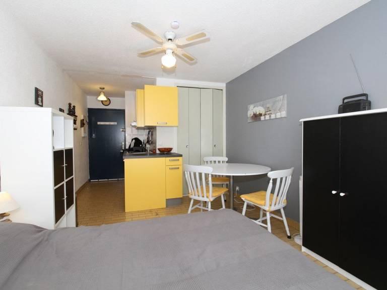 Cozy 2-Star Studio with Parking, Balcony & Modern Amenities Near Thermes — photo 2