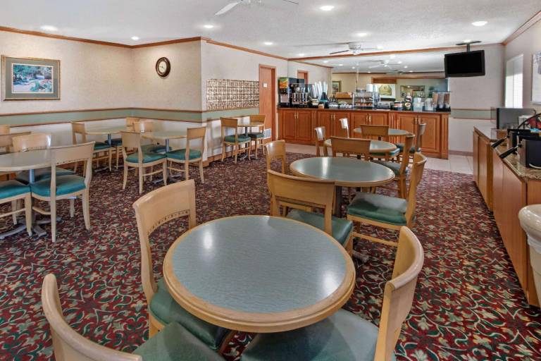 La Quinta Inn & Suites by Wyndham Albuquerque Journal Ctr NW — photo 5