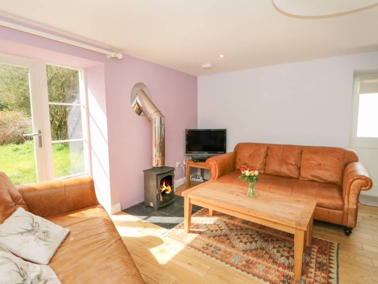 Family-oriented lovely cottage with yard | Pets allowed — photo 3